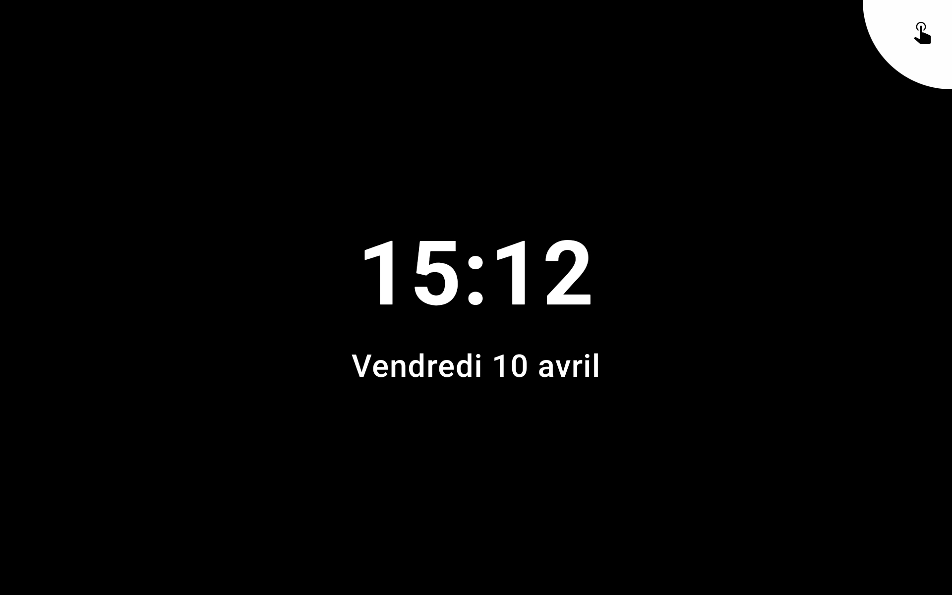 Écran mode veille tablette Marcel TV affichant l'heure en blanc sur fond noir