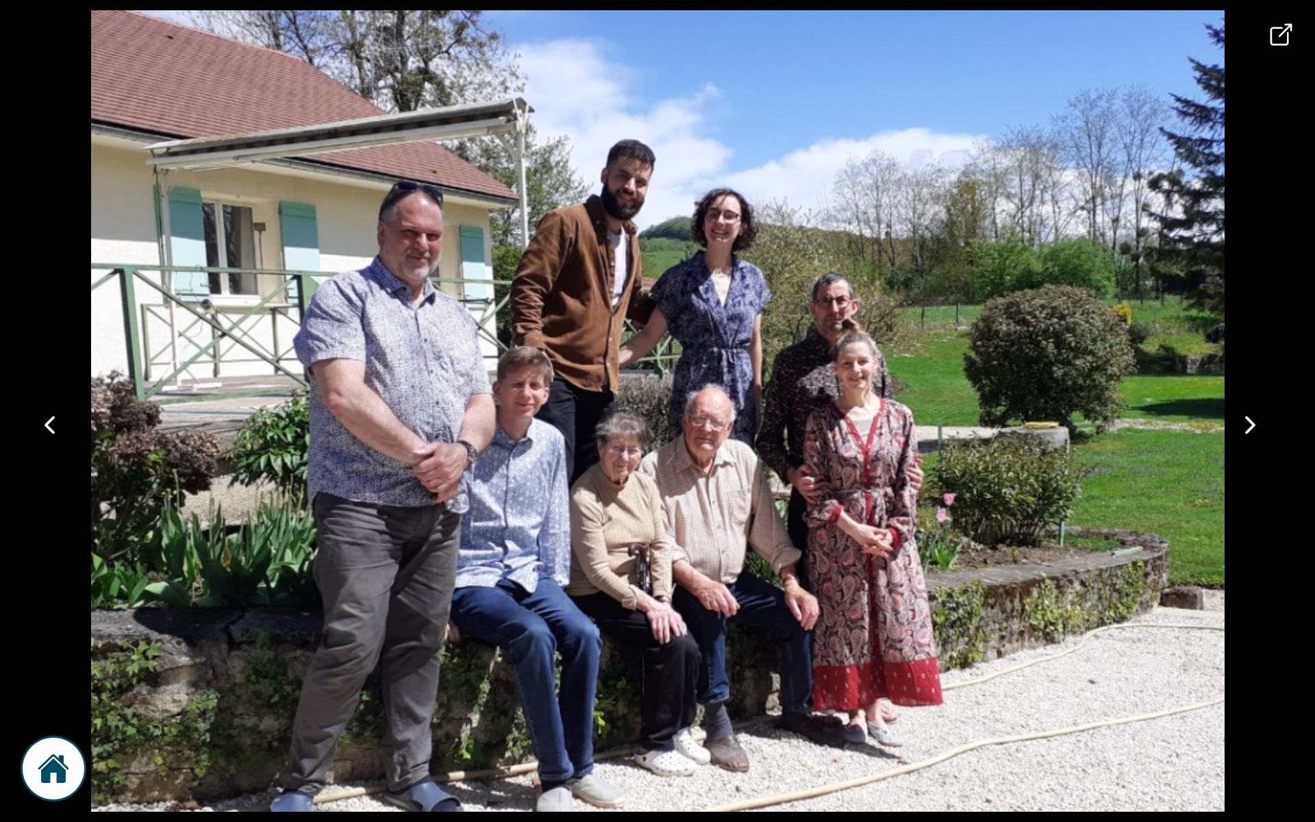 Photo de famille affichée en plein écran sur la tablette Marcel TV