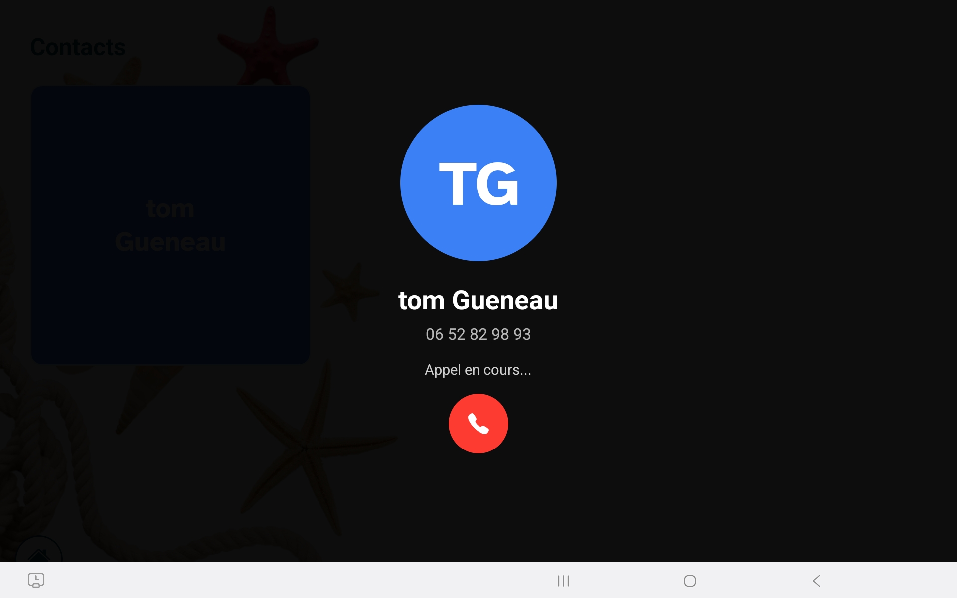 Appel téléphonique en cours sur la tablette Marcel TV - nom du contact et statut appel en cours