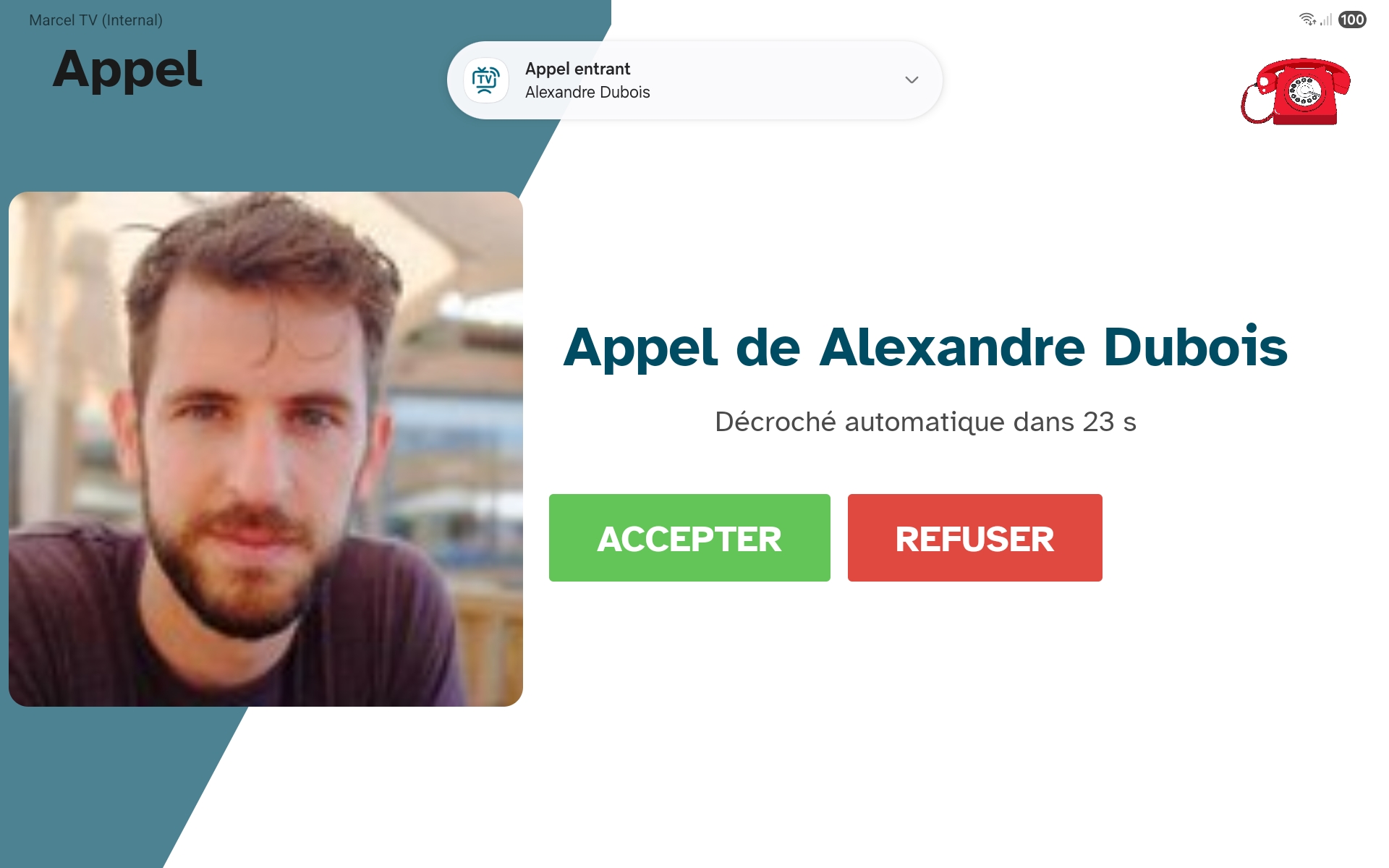 Écran d’appel entrant sur la tablette Marcel, avec la photo, le prénom et le lien de parenté