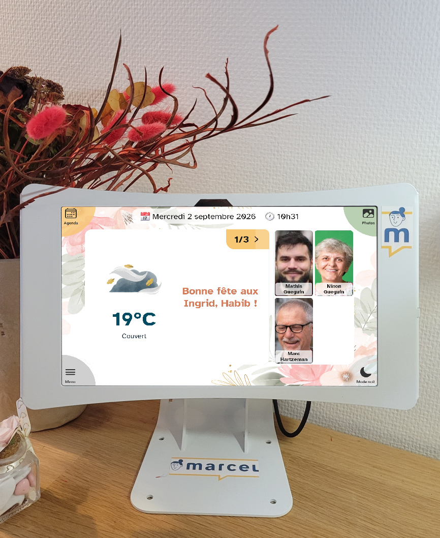 La tablette Marcel pendant un appel vidéo, avec le sous-titrage affiché en bas de l'écran.