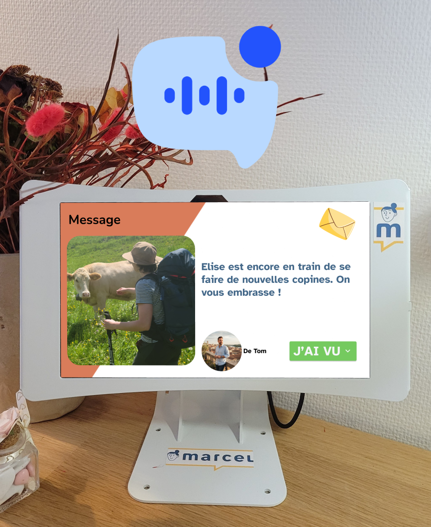 La tablette Marcel affichant un message de la famille accompagné d'une photo.