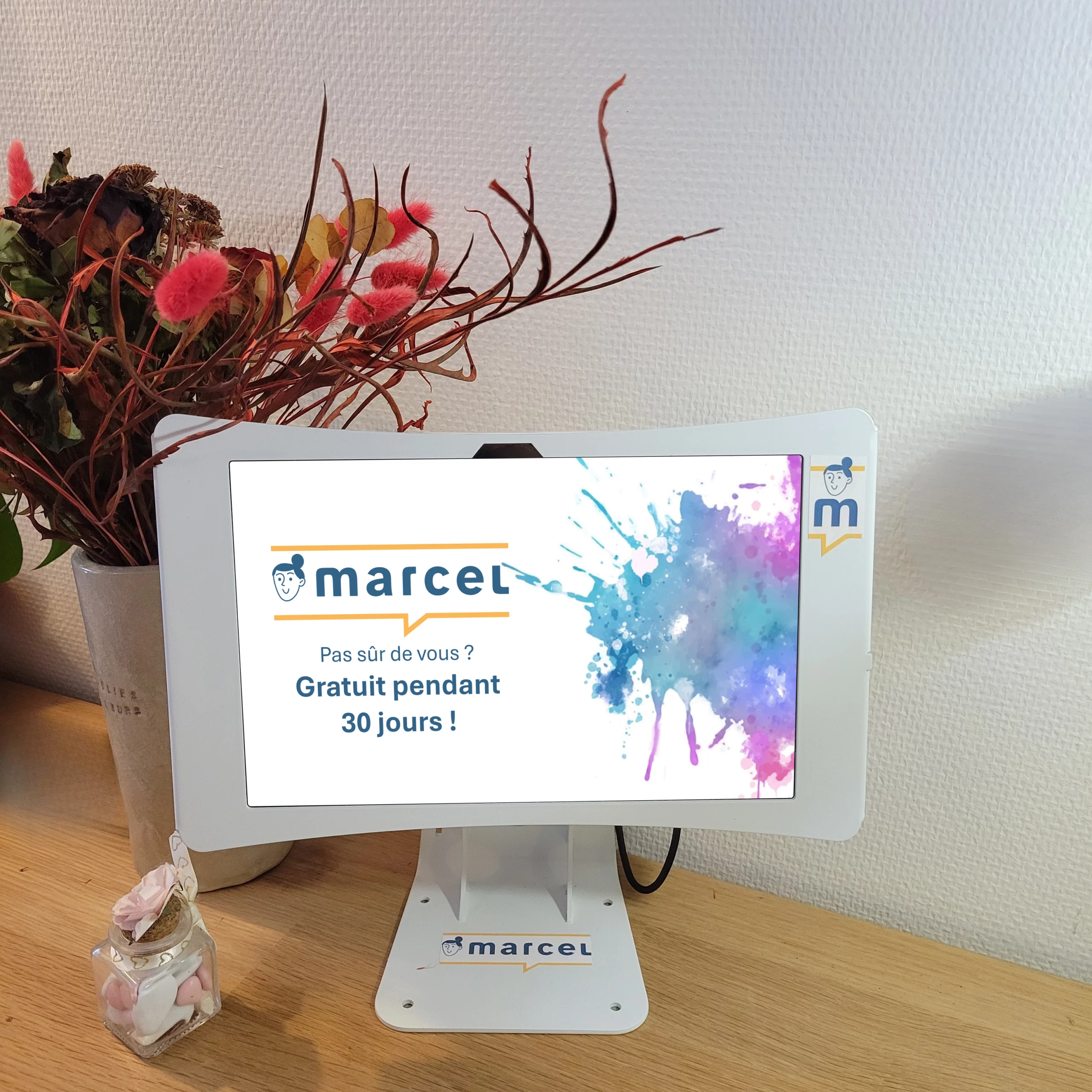 La tablette Marcel posée sur un meuble, affichant à l'écran « Pas sûr de vous ? Gratuit pendant 30 jours ».